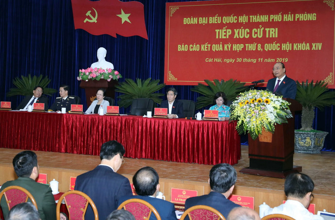 Thủ tướng Nguyễn Xuân Phúc phát biểu tại buổi tiếp xúc. (Ảnh: Thống Nhất/TTXVN) Thủ tướng Nguyễn Xuân Phúc tiếp xúc cử tri huyện Cát Hải ảnh 2