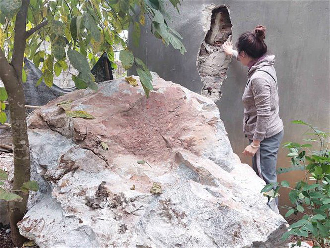 Một nhà dân gần chân núi ở xóm Lũng Phiắc ở xã Đàm Thủy huyện Trùng Khánh (Cao Bằng) bị đá núi rơi thủng tường. (Ảnh: Quốc Đạt/TTXVN) Cao Bằng: Cuộc sống ở xã Đàm Thủy đảo lộn sau loạt trận động đất ảnh 2