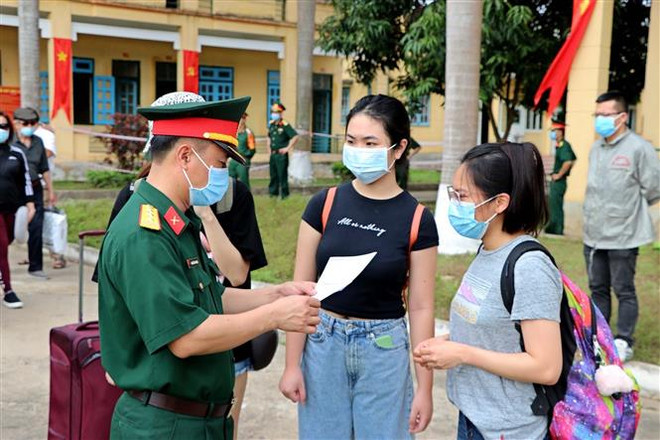 Kiểm tra thông tin Giấy chứng nhận hoàn thành cách ly cho công dân. (Ảnh: Thanh Hải/TTXVN) Thêm 6 ca mắc mới COVID-19, được cách ly ngay sau khi nhập cảnh ảnh 1