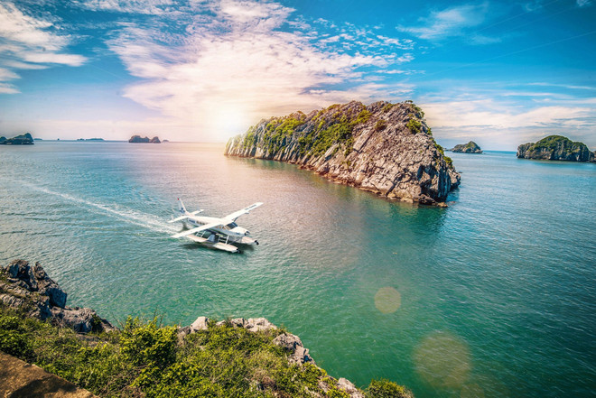 Thưởng ngoạn vịnh Hạ Long bằng thủy phi cơ. (Ảnh: CTV/Vietnam+) Du lịch Việt Nam 2021 sẽ phục hồi nhanh với những xu hướng mới ảnh 2
