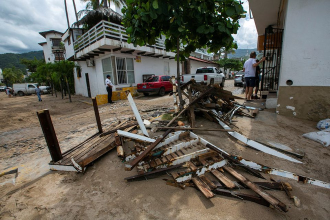 Bão nhiệt đới Roslyn gây nhiều thiệt hại tại Mexico. (Nguồn: Reuters) Mexico: Bão Roslyn kèm theo mưa lớn làm 2 người thiệt mạng ảnh 1