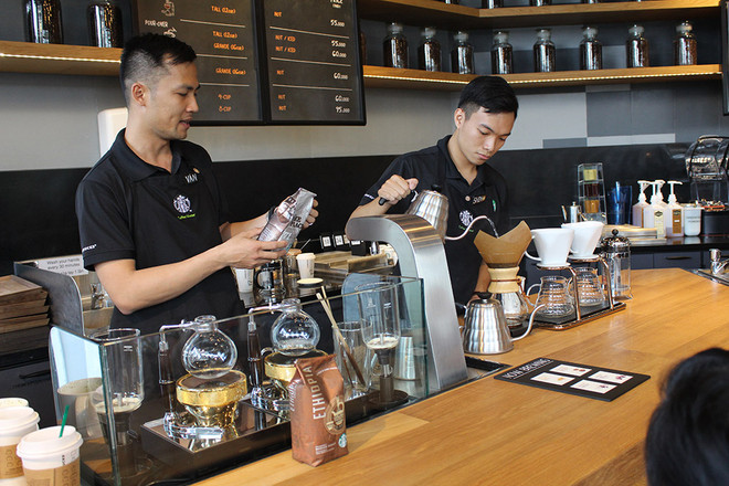 Hai chuyên gia pha chế càphê bằng các công cụ pha chế thủ công. (Ảnh: Starbucks)) Nhâm nhi ly càphê pha thủ công trực tiếp cùng chuyên gia Starbucks ảnh 2