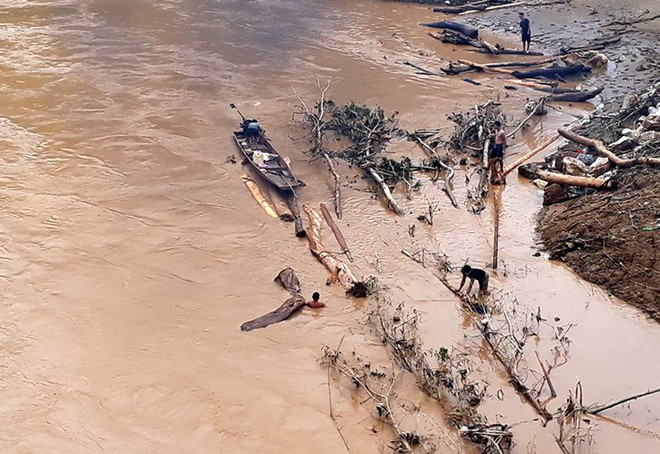 Hình ảnh người dân liều mình vớt củi giữa dòng nước lũ ở Thanh Hóa ảnh 4