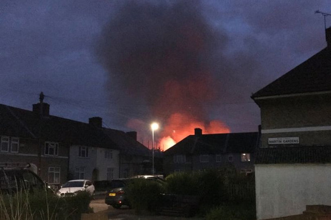 Anh: Cháy tại một trường tiểu học, huy động 80 lính cứu hỏa ảnh 1