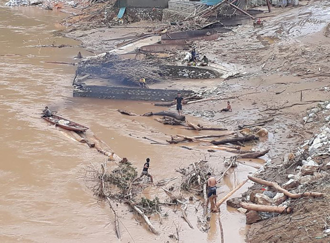 Hình ảnh người dân liều mình vớt củi giữa dòng nước lũ ở Thanh Hóa ảnh 2