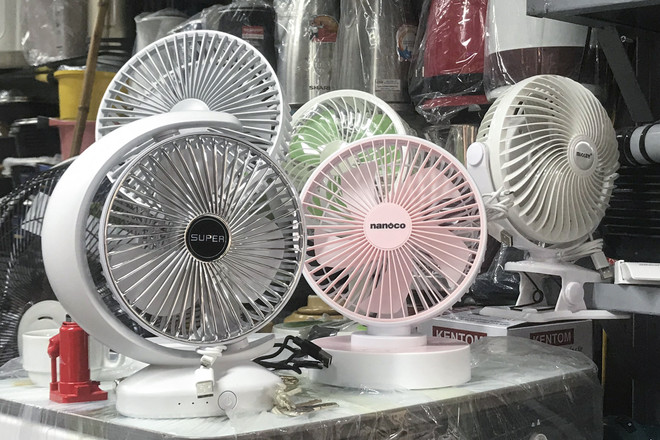 Quạt tích điện, quạt hơi nước khan hàng trên thị trường Hà Nội ảnh 1