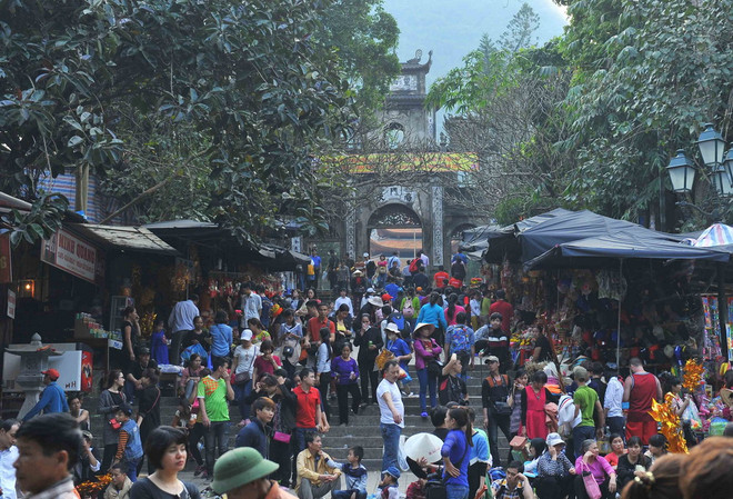 Hơn 5 vạn khách thập phương chen chúc trẩy hội chùa Hương ảnh 1