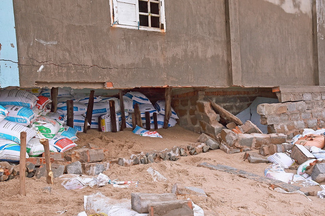 Sóng lớn, sạt lở bờ biển gây nhiều thiệt hại tại tỉnh Bình Thuận ảnh 1