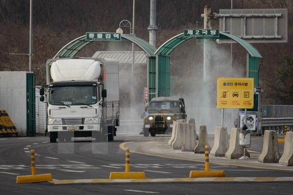 Xe tải rời khỏi khu công nghiệp Kaesong. (Nguồn: AFP/TTXVN) Hàn Quốc lên tiếng về vấn đề mở lại khu công nghiệp Kaesong ảnh 1