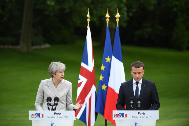 Tổng thống Pháp Emmanuel Macron (phải) và Thủ tướng Anh Theresa May tại cuộc họp báo sau hội đàm. (Nguồn: AFP/TTXVN) Thủ tướng Anh Theresa May: Đàm phán Brexit vẫn đúng kế hoạch ảnh 1
