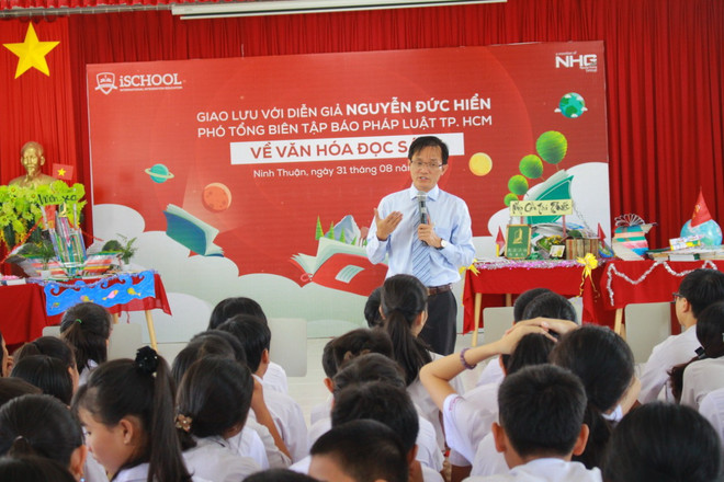 Giao lưu với nhà báo Nguyễn Đức Hiển về Văn hóa đọc sách tại Lễ khai giảng iSchool Ninh Thuận. (Ảnh: Phương Mỹ/Vietnam+) Hấp dẫn Ngày hội khai giảng-Lan tỏa tri thức toàn cầu tại iSchool ảnh 3