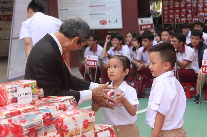 Học sinh các lớp tặng và chia sẻ sách trong Lễ khai giảng của iSchool Nha Trang. (Ảnh: Phương Mỹ/Vietnam+) Hấp dẫn Ngày hội khai giảng-Lan tỏa tri thức toàn cầu tại iSchool ảnh 2