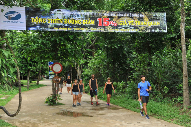 Du khách tham quan động Thiên Đường. (Ảnh: Minh Đức/TTXVN) Nhiều tour dịp lễ 30/4 hướng đến khách thu nhập trung bình ảnh 1