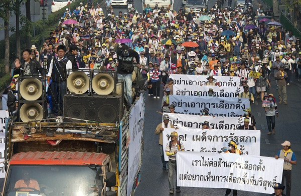 Người biểu tình chống chính phủ ở thủ đô Bangkok. (Nguồn: AFP/TTXVN) Hỗn loạn và căng thẳng trong ngày bầu cử sớm ở Thái Lan ảnh 1