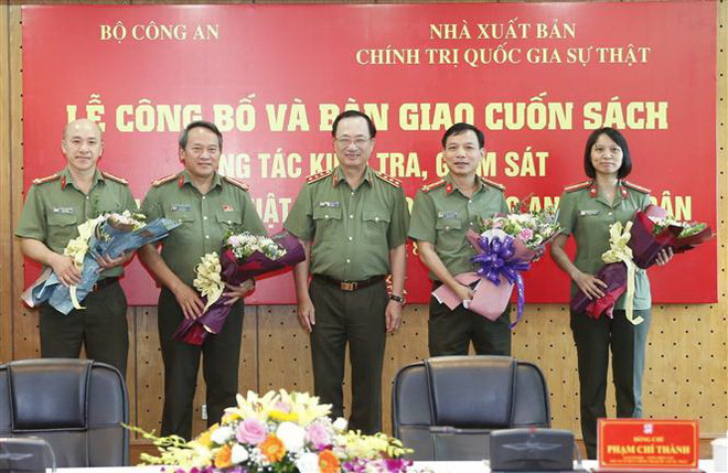 Ra mắt sách về giám sát, thi hành kỷ luật Đảng trong công an nhân dân ảnh 1