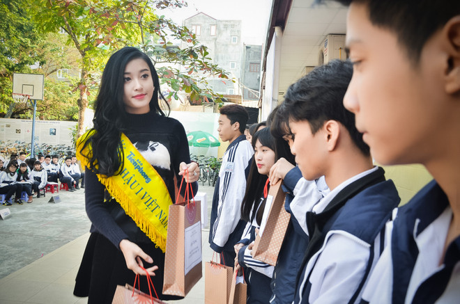 Á hậu Huyền My về trường cũ tri ân thầy cô và tặng học bổng ảnh 4