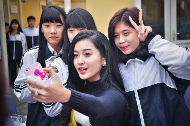 Á hậu Huyền My về trường cũ tri ân thầy cô và tặng học bổng ảnh 9