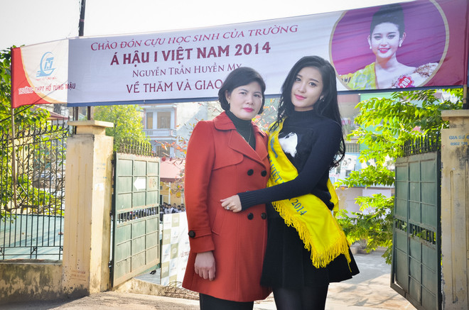 Á hậu Huyền My về trường cũ tri ân thầy cô và tặng học bổng ảnh 1