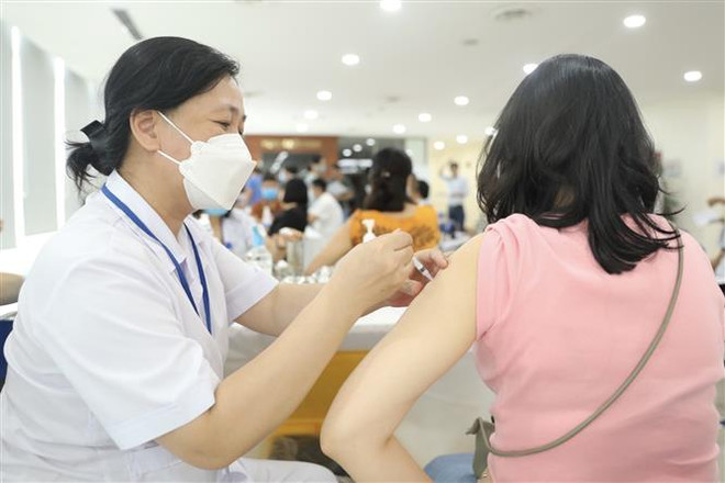 Tăng tốc tiêm vaccine COVID-19 khi kháng thể bảo vệ giảm dần ảnh 2
