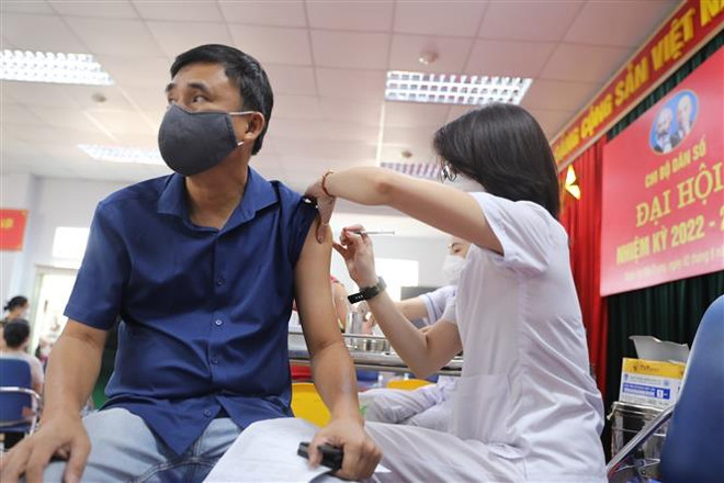 Tăng tốc tiêm vaccine COVID-19 khi kháng thể bảo vệ giảm dần ảnh 1