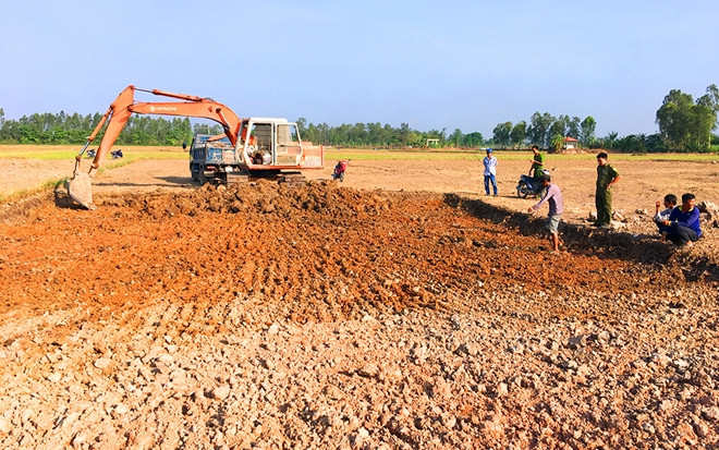 An Giang: Liên tiếp bắt quả tang các đối tượng khai thác đất mặt ruộng ảnh 1