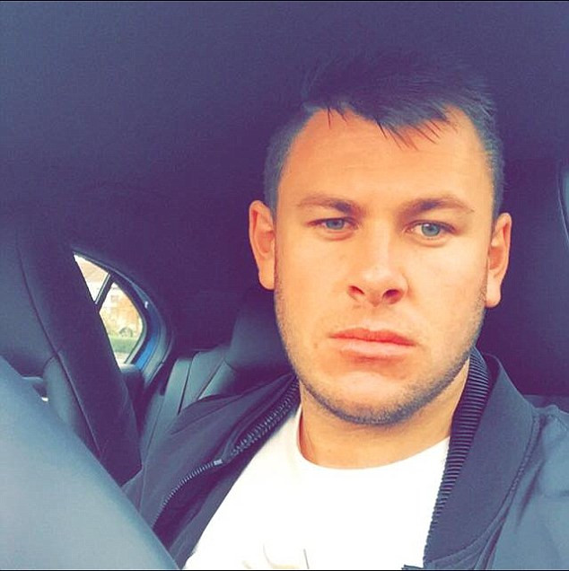 Tỉnh dậy sau khi chè chén, có xe buýt trị giá 30.000 bảng Anh ảnh 2