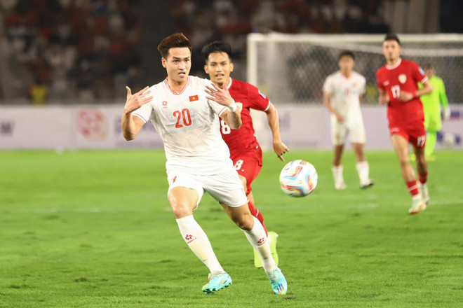 Bùi Hoàng Việt Anh (áo trắng) và các đồng đội 'gục ngã' trên sân Gelora Bung Karno của chủ nhà Indonesia. (Ảnh: Vietnam+) vnp_bhva.jpg