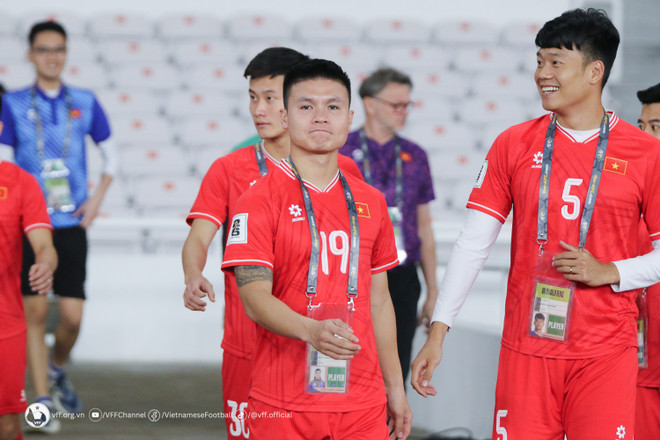 Tiền vệ Quang Hải (số 19) sẽ là 'của để dành' của Huấn luyện viên Troussier cho hiệp hai. (Ảnh: VFF) 423131729_729584789375437_4379604585999306631_n.jpg
