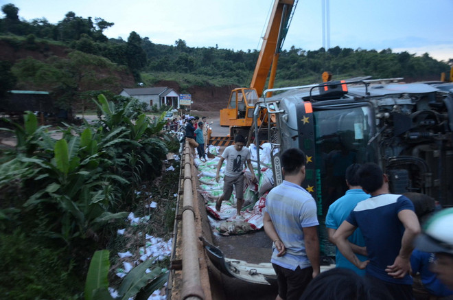 Xe tải đâm mạnh vào thành cầu rồi lật ngang, giao thông ách tắc ảnh 2