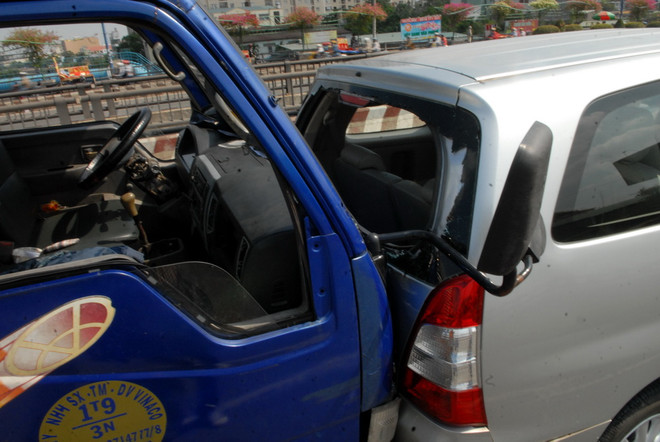 Lại xảy ra tai nạn liên hoàn giữa ba xe ôtô trên quốc lộ 20 ảnh 1