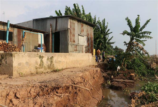 An Giang di dời 27 hộ dân trong vùng sạt lở khu vực sông Vàm Cái Hố ảnh 1