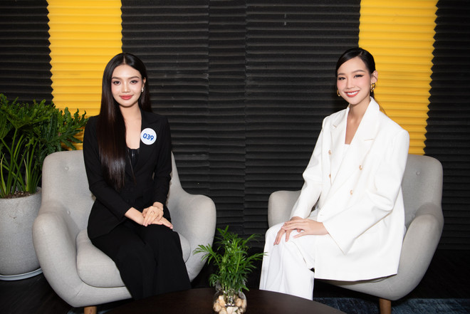 Thí sinh Đan Phượng (trái) phỏng vấn 1-1 với Hoa hậu Bảo Ngọc. (Ảnh: PV/Vietnam+) Thí sinh Miss World Vietnam 2023 và những câu chuyện truyền cảm hứng ảnh 1