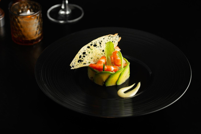 Tôm trộn Cocktail. (Ảnh: Metropole Hà Nội) Trải nghiệm 3 'thực đơn thượng đỉnh Mỹ-Triều' tại Metropole Hà Nội ảnh 4