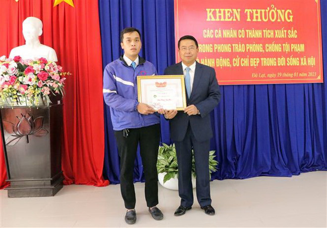 Lâm Đồng: Tài xế taxi trả lại 190 triệu đồng cho du khách bỏ quên ảnh 1