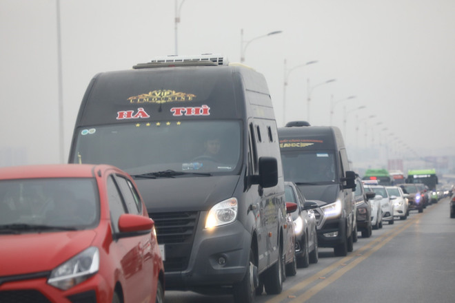 [Photo] Cầu Vĩnh Tuy ùn tắc kéo dài gần 2km trong ngày 28 Tết ảnh 1