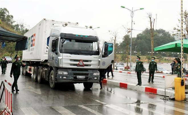 Xe chở nông sản xuất khẩu tại Cửa khẩu quốc tế Hữu Nghị. (Ảnh: Thái Thuần/TTXVN) Khi nào các cửa khẩu Lạng Sơn dừng thông quan, nghỉ Tết Nguyên đán? ảnh 1