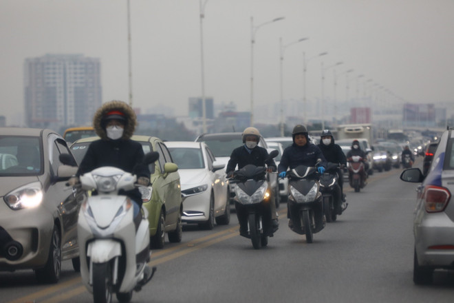 [Photo] Cầu Vĩnh Tuy ùn tắc kéo dài gần 2km trong ngày 28 Tết ảnh 4