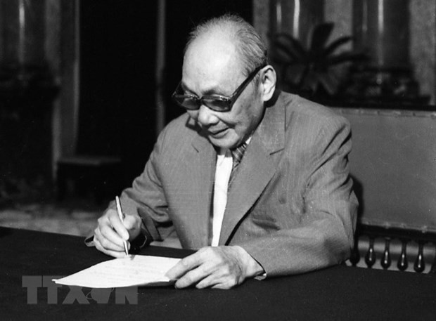 Chủ tịch Hội đồng Nhà nước Võ Chí Công ký sắc lệnh công bố Hiến pháp năm 1992 (tháng 9/1992), đánh dấu một giai đoạn phát triển mới của lịch sử lập hiến Việt Nam, với những giá trị chính trị-pháp lý và thực tiễn sâu sắc. (Ảnh: Minh Điền/TTXVN) Dâng hương tưởng niệm Chủ tịch Hội đồng Nhà nước Võ Chí Công ảnh 1