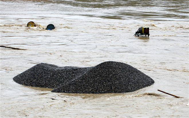 Sông Hồng đoạn qua Lào Cai xuất hiện lũ lớn bất thường trong mùa Đông ảnh 1