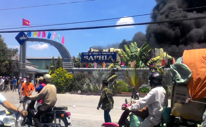 [Photo] Cột khói đen kịt bốc lên từ xưởng sản xuất bao bì ảnh 3