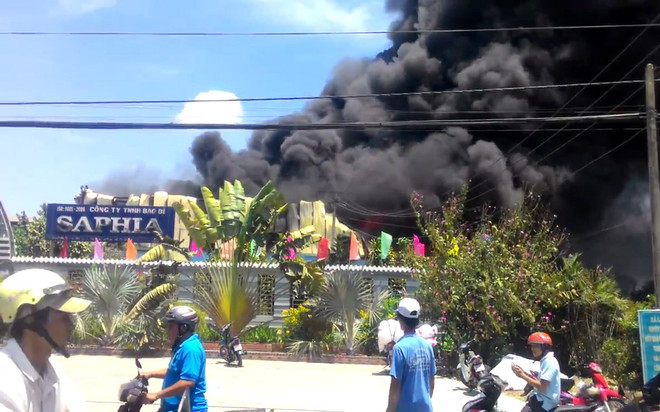 [Photo] Cột khói đen kịt bốc lên từ xưởng sản xuất bao bì ảnh 2