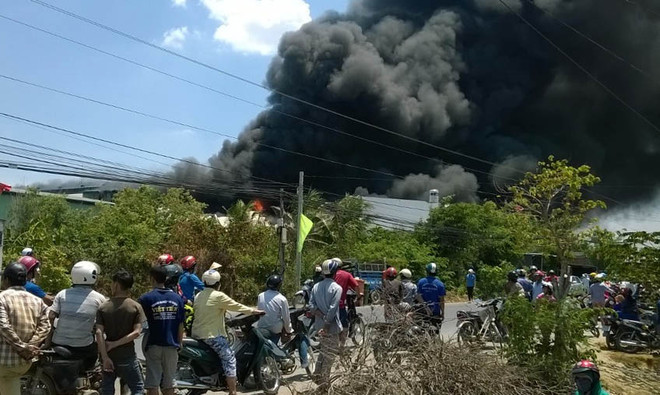 [Photo] Cột khói đen kịt bốc lên từ xưởng sản xuất bao bì ảnh 1