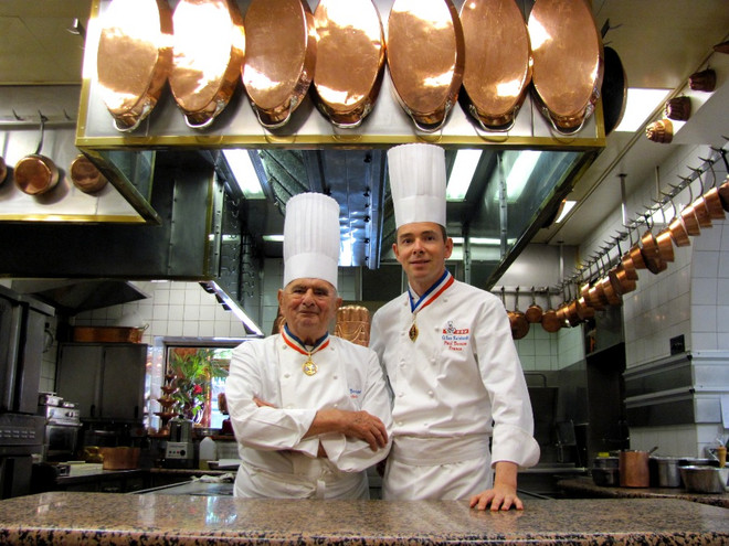 Bếp trưởng Gilles Reinhardt (bên phải) sẽ chế biến thực đơn đặc biệt dành cho thực khách Hà Nội. (Ảnh: Metropole) Bếp trưởng danh tiếng Pháp mang thực đơn đặc biệt đến Việt Nam ảnh 1