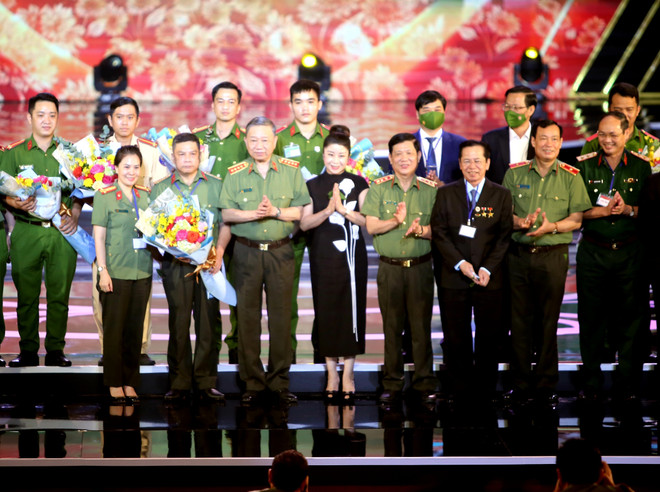 Tôn vinh điển hình công an nhân dân trong phòng, chống dịch COVID-19 ảnh 1