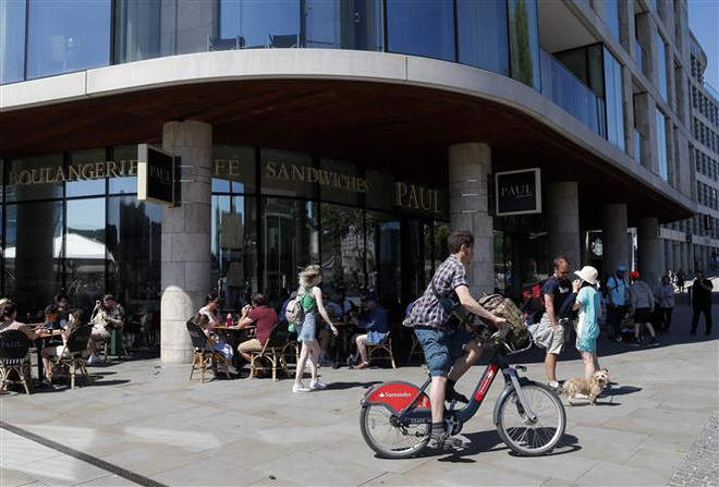 Anh kéo dài thời gian phong tỏa để hoàn thành tiêm chủng cho người dân ảnh 1