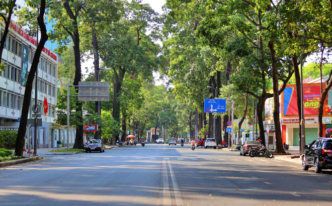 Đường phố Thành phố Hồ Chí Minh vắng người qua lại. (Ảnh: Minh Thanh/Vietnam+) Không lo căng thẳng, mệt mỏi ngày nắng nóng thời giãn cách ảnh 1