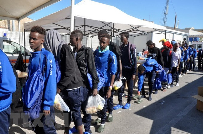 Italy cấm tàu chở người di cư của các tổ chức phi chính phủ cập cảng ảnh 1