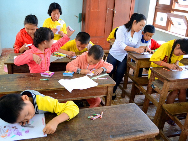 Dạy chữ cho trẻ em nhiễm chất độc da cam ở nông thôn ảnh 1