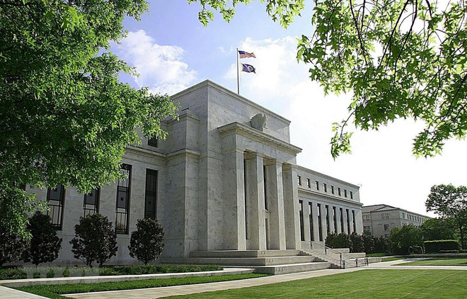 Trụ sở Ngân hàng dự trữ liên bang Mỹ (Fed) ở Washington, DC. (Ảnh: AFP/TTXVN) Cục Dự trữ Liên bang Mỹ có quyết định cắt giảm lãi suất? ảnh 1