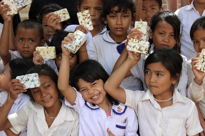 Những món quà thiết thực dành cho trẻ em góp phần bảo vệ sức khỏe trong mùa dịch COVID-19. (Ảnh: CTV/Vietnam+) ''Soap for Hope'': Chung tay tái chế xà phòng vì cộng đồng ảnh 3